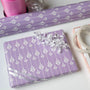 Geschenkverpackung #2 lila mit weißem Muster und dekorativer Schleife für Schmuckgeschenke