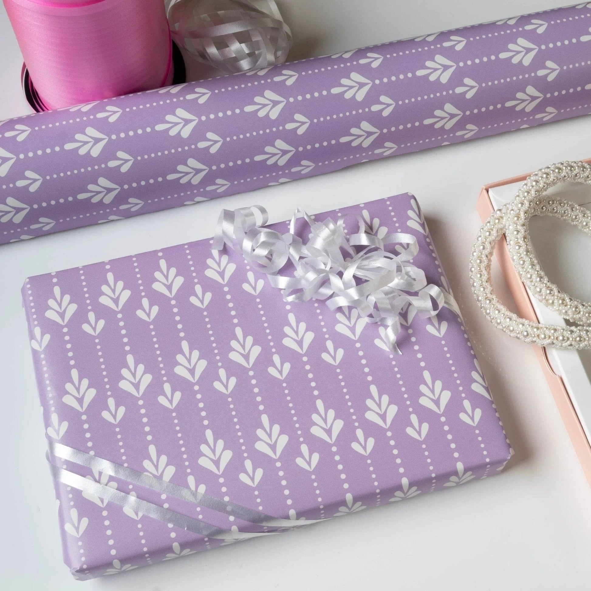 Geschenkverpackung #2 lila mit weißem Muster und dekorativer Schleife für Schmuckgeschenke