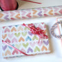 Geschenkverpackung #3 mit buntem Herzmuster und roter Schleife für Schmuckgeschenke