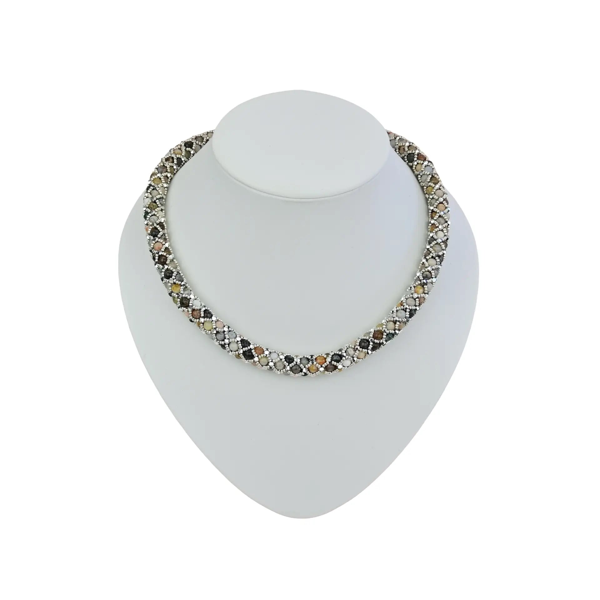 A bambusblatt achat kette mit funkelnden mehrfarbigen diamanten und einem filigranen gewebten silbernen design
