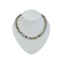 A bambusblatt achat kette mit funkelnden mehrfarbigen diamanten und einem filigranen gewebten silbernen design