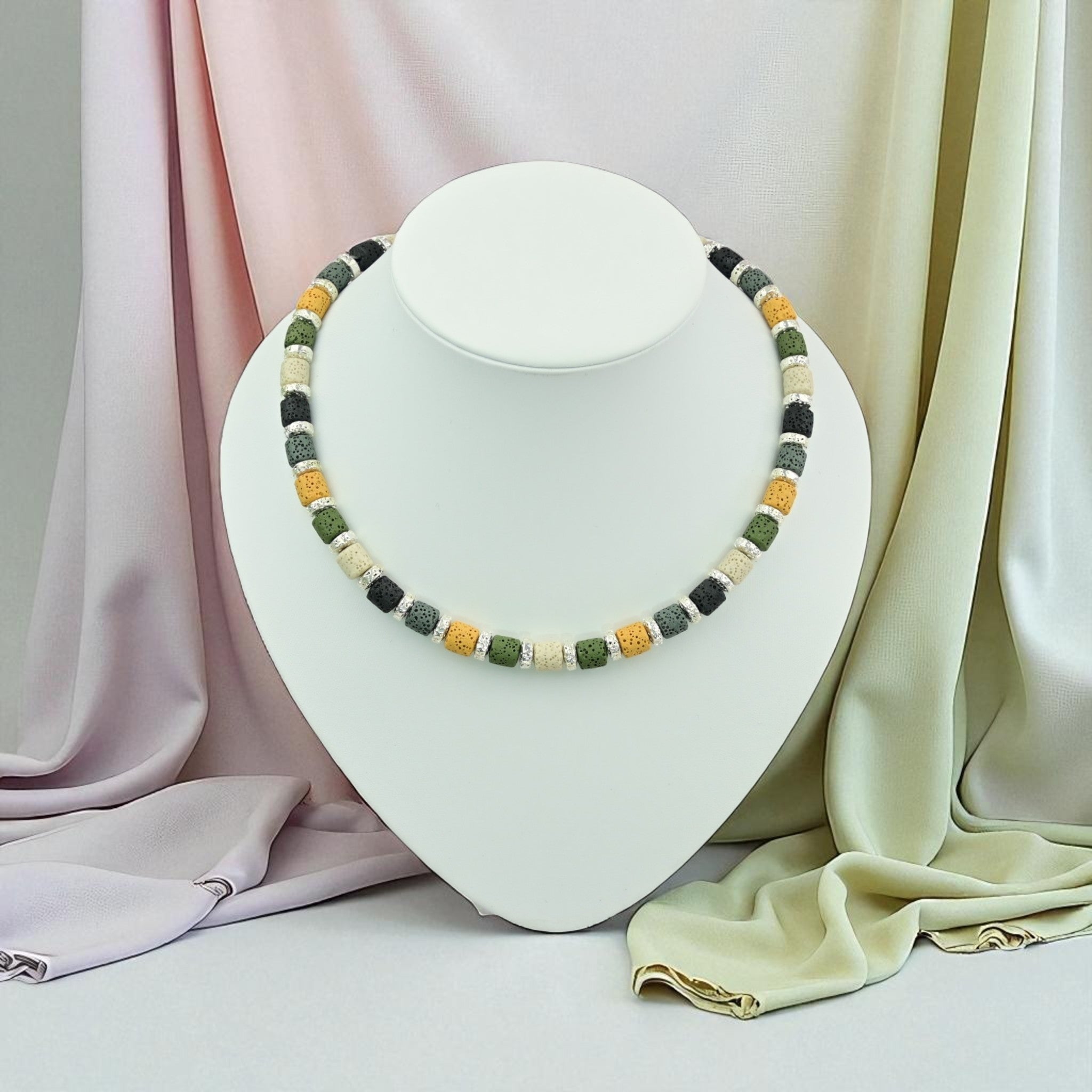 Bunte Lavastein Kette Damen von Perlenmieze, präsentiert auf einem Schmuckständer mit erdigen Farbtönen und matten Lavasteinperlen.