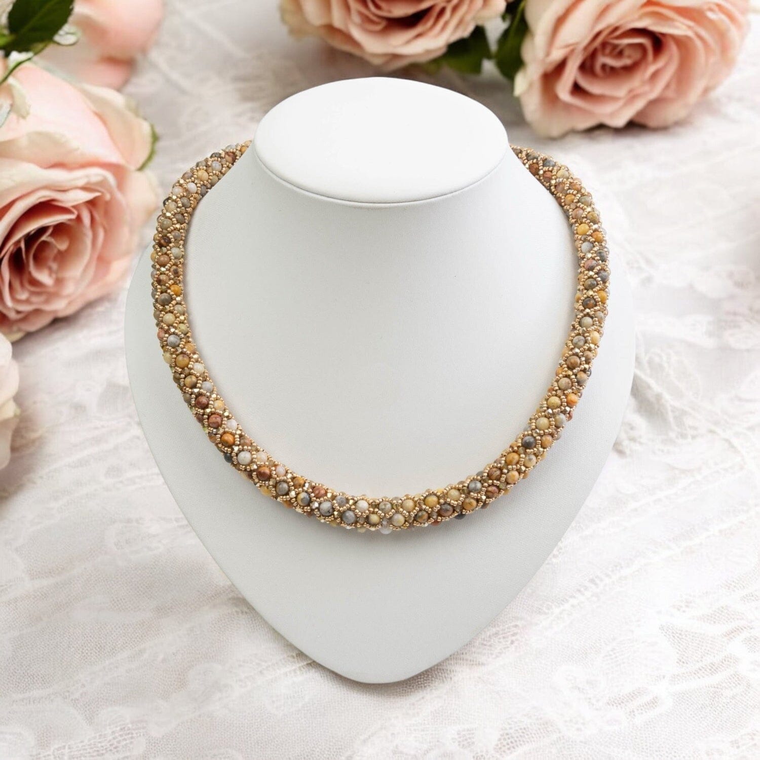 Elegante Crazy Lace Achat Stein Kette mit Kristallen und Rocailles – Handgefertigter Schmuck Halskette Perlenmieze