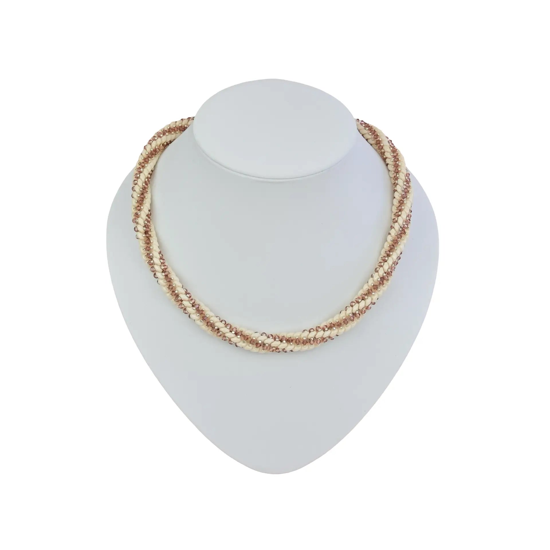 Elegante halskette für damen mit kristallen und mehrsträngigem, geflochtenem design aus creme und roségoldenen perlen
