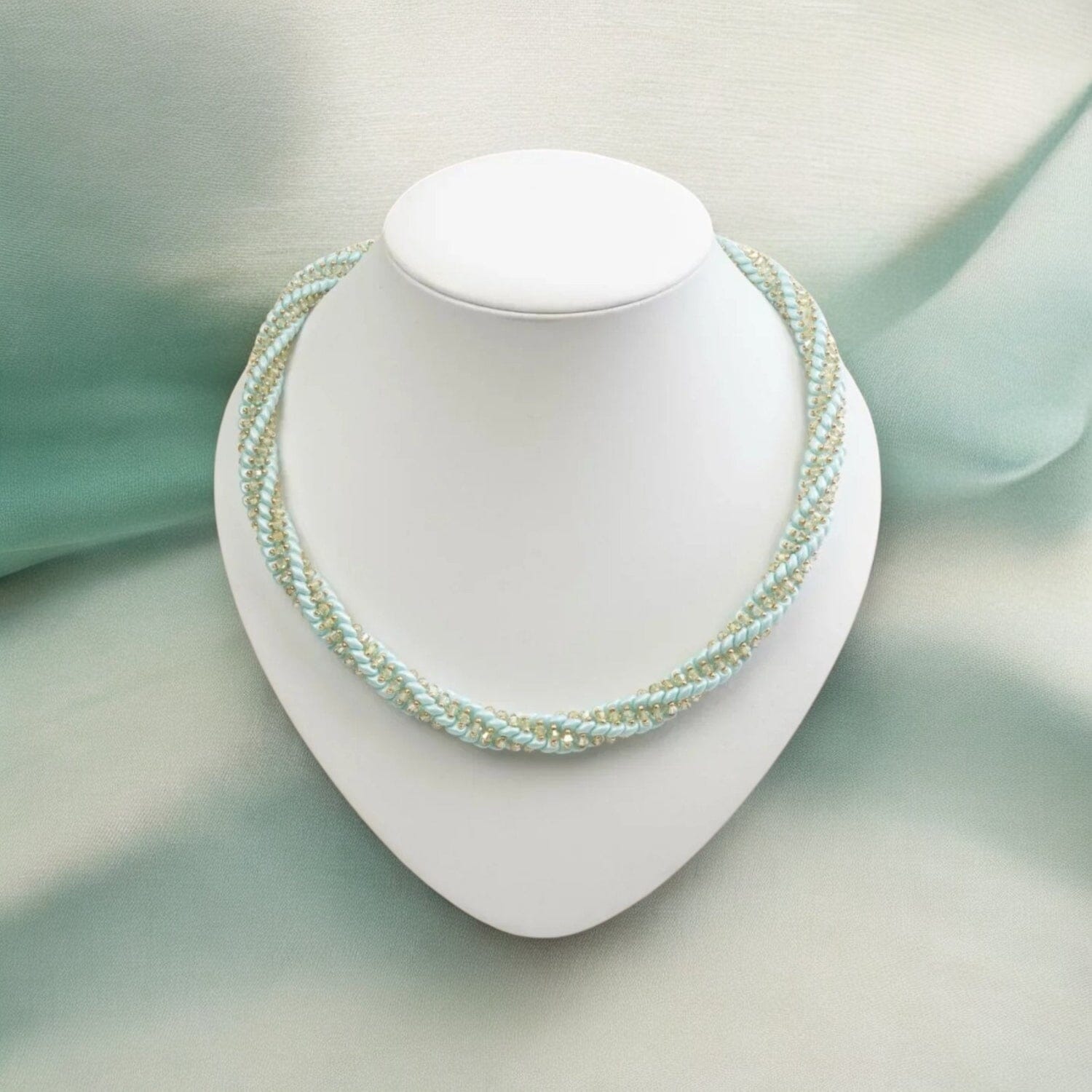 Elegante Spirale Halskette Mit Twin Beads & Kristallperlen In Hellblau – Perlenmieze Halskette Perlenmieze
