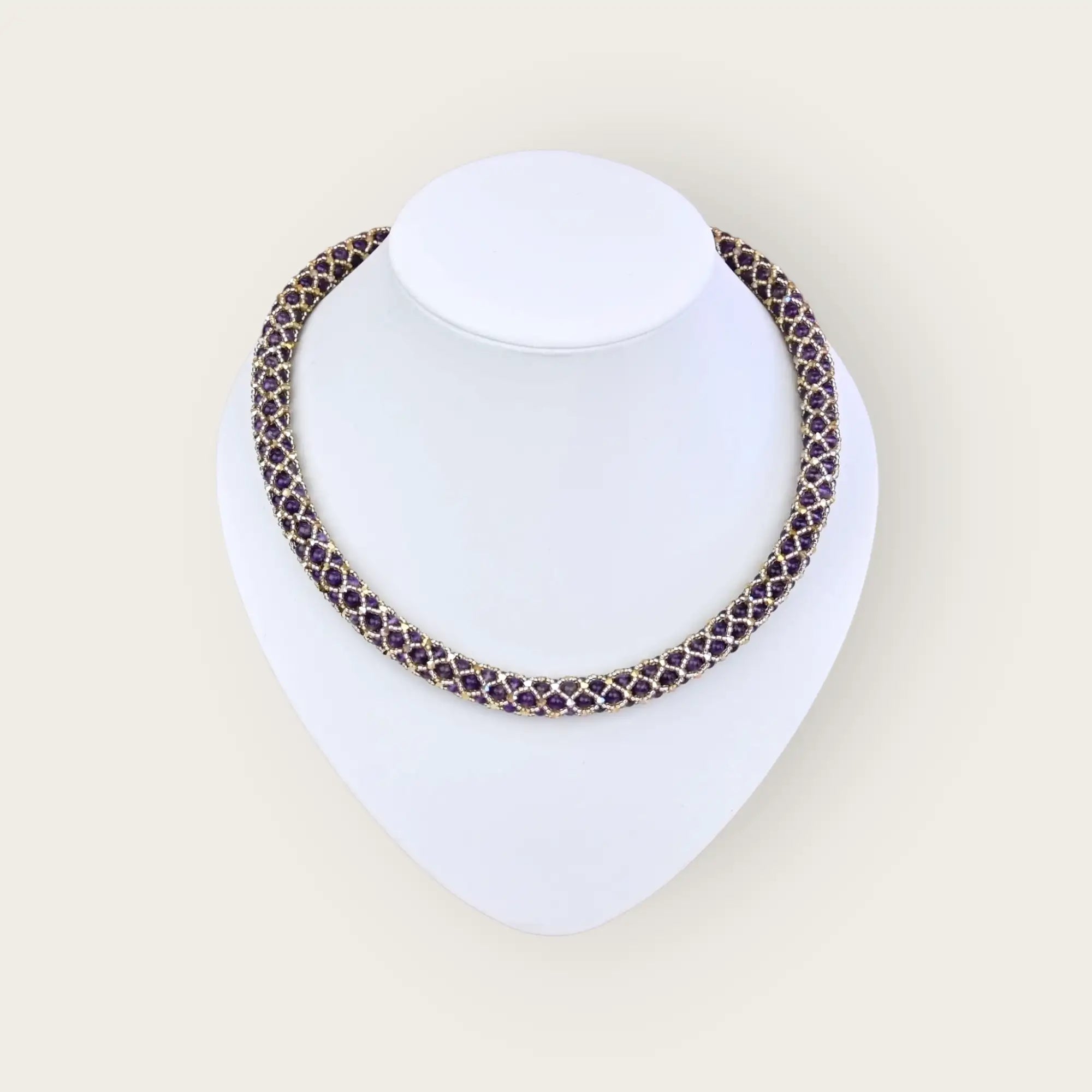 Elegantes Amethyst-Choker-Halsband in Lila mit aufwendiger Metallverarbeitung in Goldtönen.