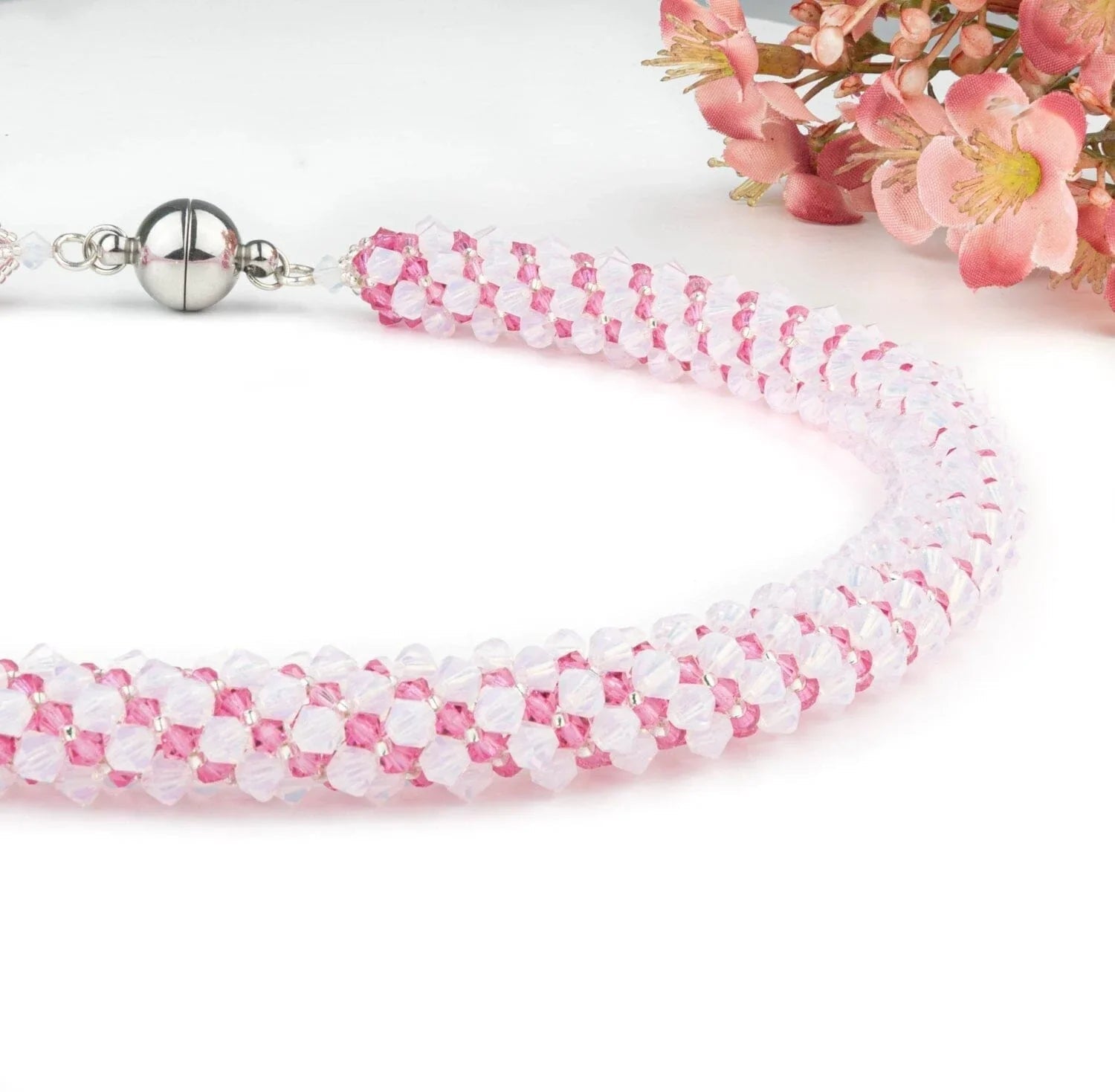 Festliche Kette in Rosé & Weiß mit Spiraltechnik, Preciosa® Bicone Perlen und silbernem Magnetverschluss