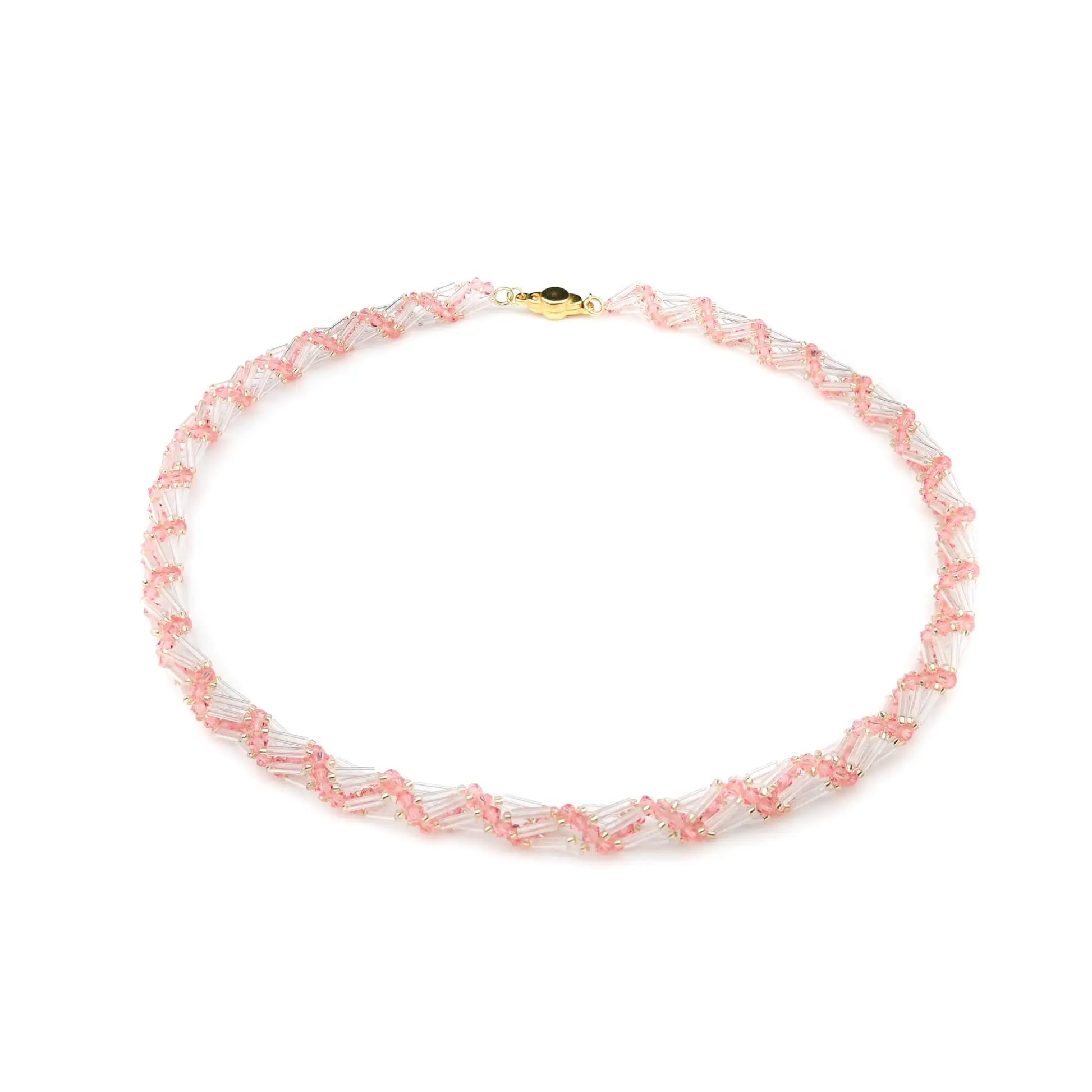 Eine zarte glasröhrchen kette peach mit rosa und klaren perlen und goldfarbenemverschluss