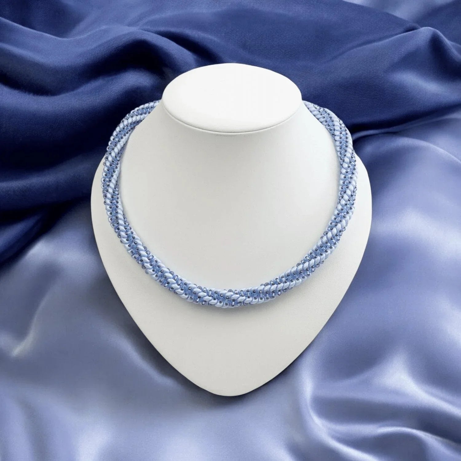 Hellblaue Kette Spirale mit Kristallen Halskette Perlenmieze