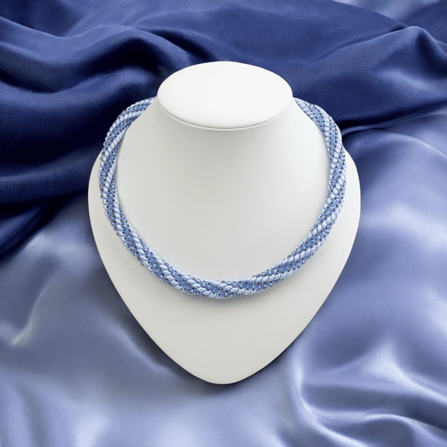 Hellblaue Kette Spirale mit Kristallen