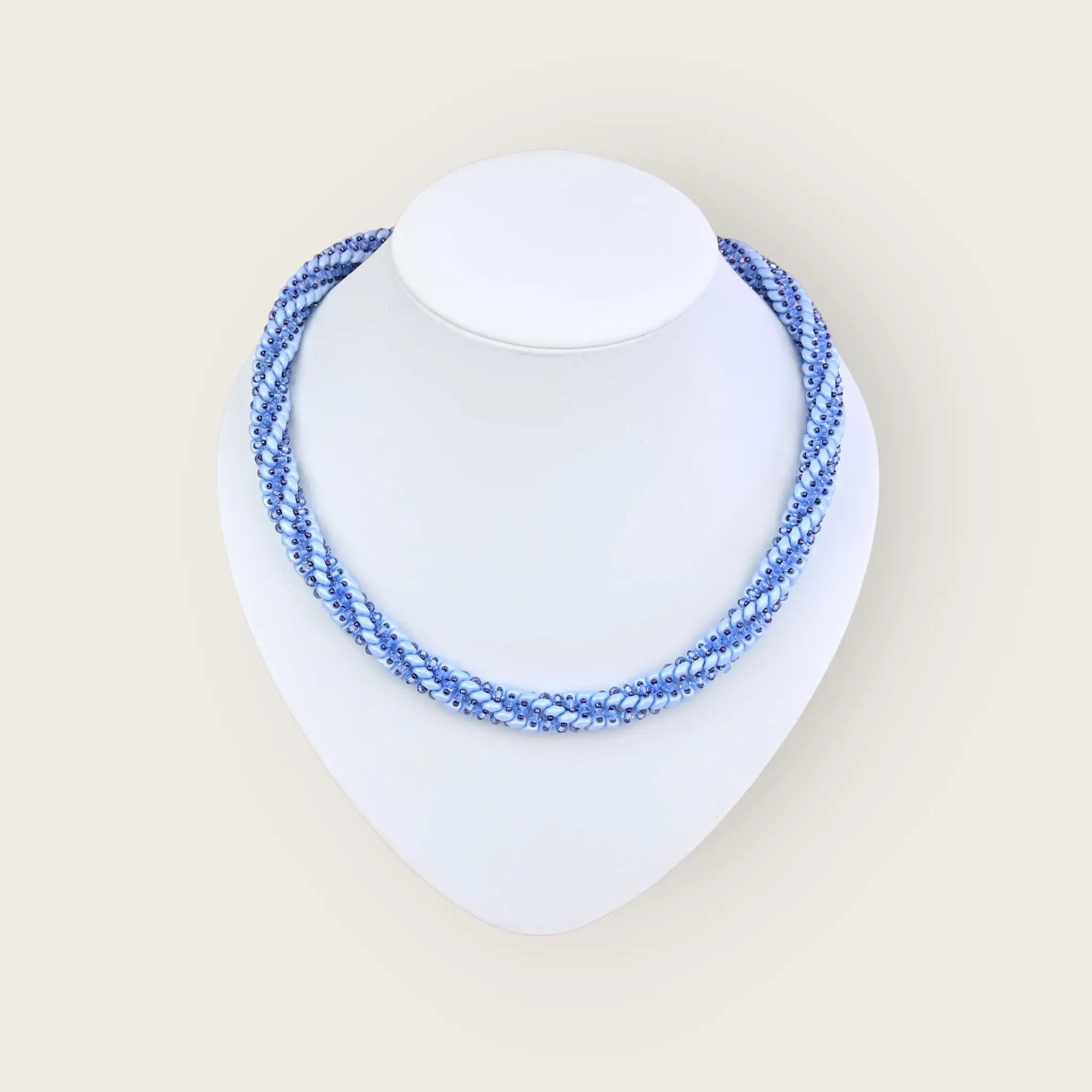 Hellblaue kette spirale mit kristallen - perlenmieze