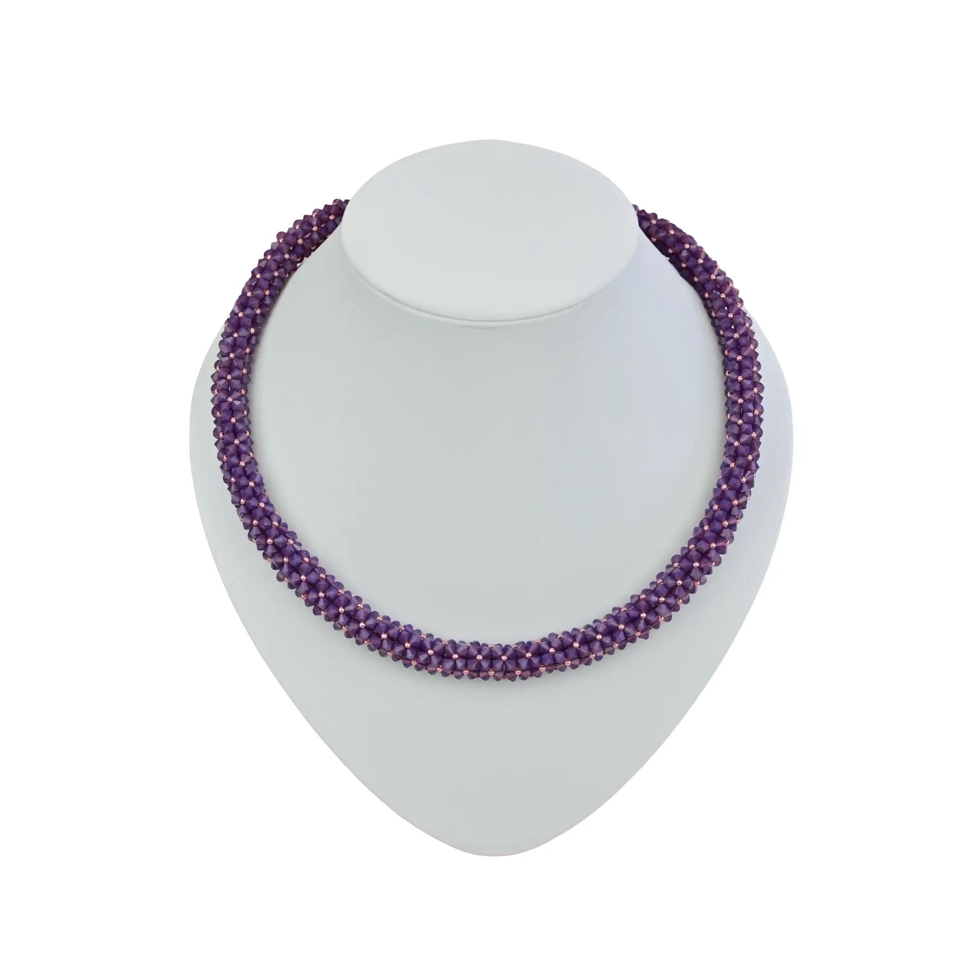 Lila kette mit kristallen aus opa amethyst facettiert und dicht in mehrreihigem muster verarbeitet