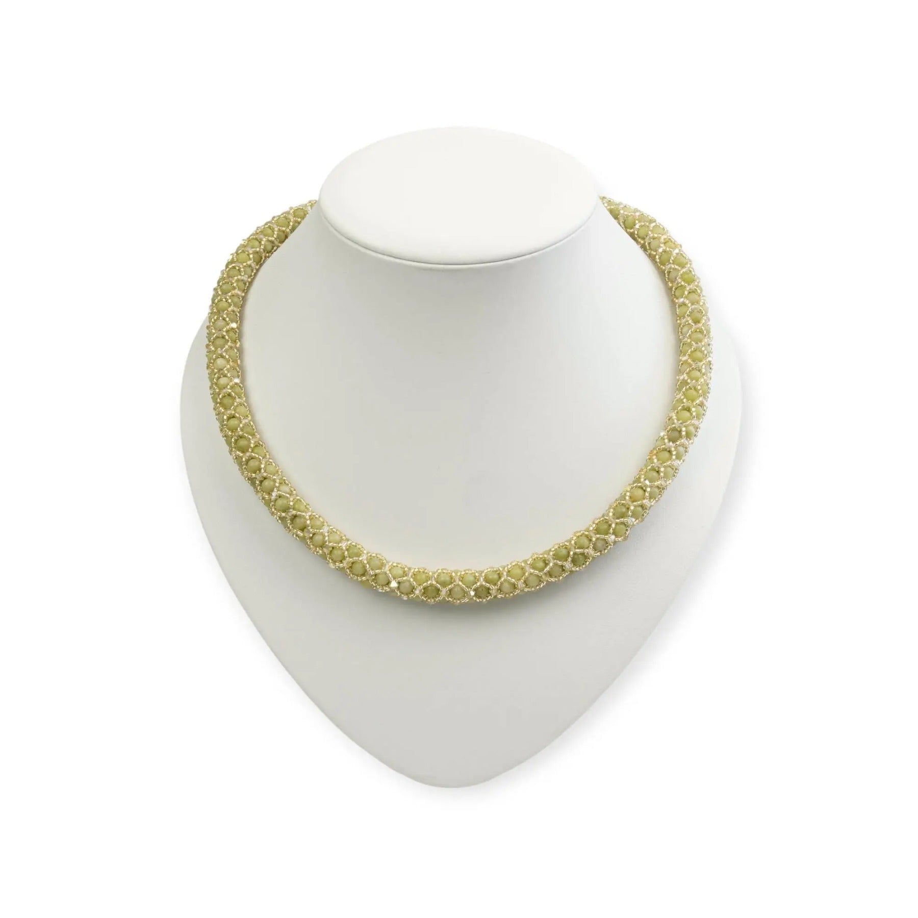 Goldfarbene peridot kette in netzoptik mit filigranem und kunstvollem mesh-design als choker halskette