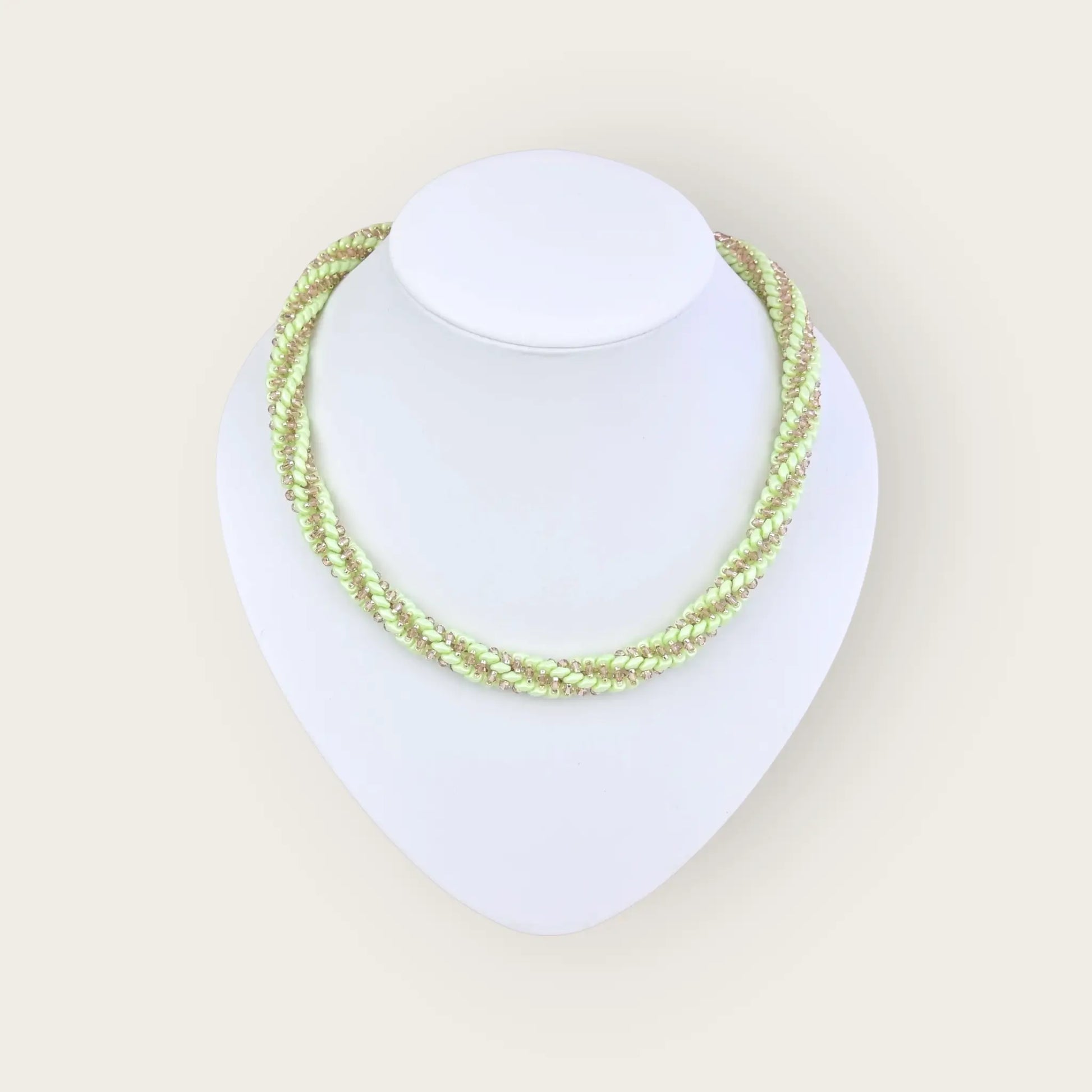 Delicate spiral kette necklace with double-strand beads in mint green and subtle gold accents