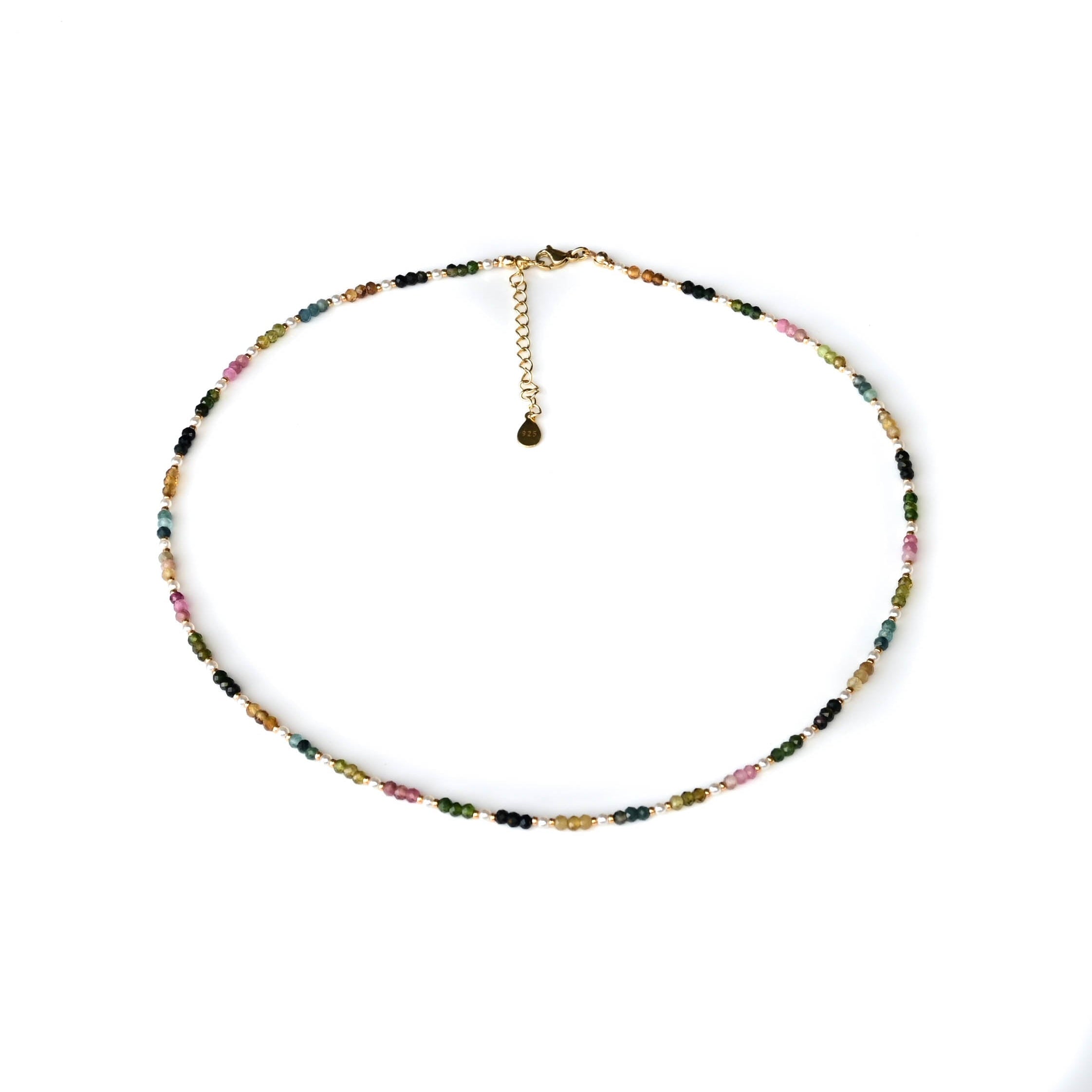 Luxuriöse Turmalin Kette mit Crystal Perlen von Perlenmieze, gefertigt aus handverlesenen Edelsteinen in harmonischer Farbpalette, inklusive pink, grün und dunkelviolett, verziert mit vergoldeten Rocailles und einem Verlängerungskettchen für individuelle Anpassung.