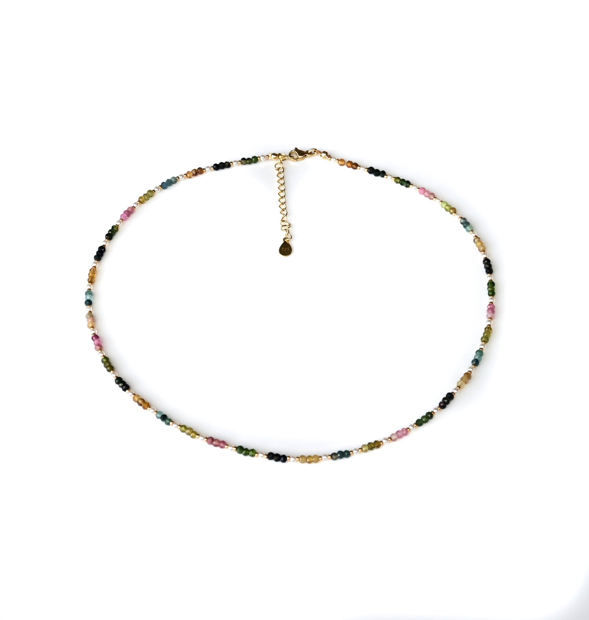 Luxuriöse Turmalin Kette mit Crystal Perlen von Perlenmieze, gefertigt aus handverlesenen Edelsteinen in harmonischer Farbpalette, inklusive pink, grün und dunkelviolett, verziert mit vergoldeten Rocailles und einem Verlängerungskettchen für individuelle Anpassung.